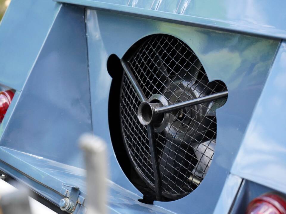 Image 24/43 of Citroën 2 CV Sahara 4x4 (1964)