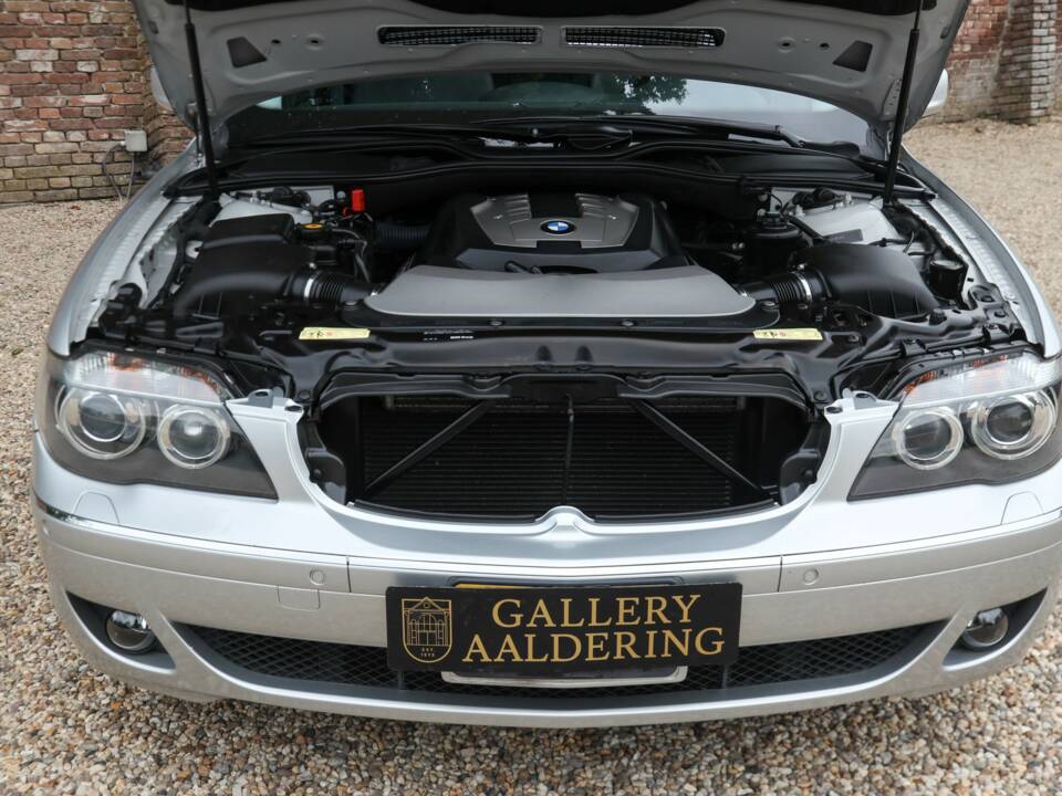 Immagine 44/50 di BMW 750i (2007)