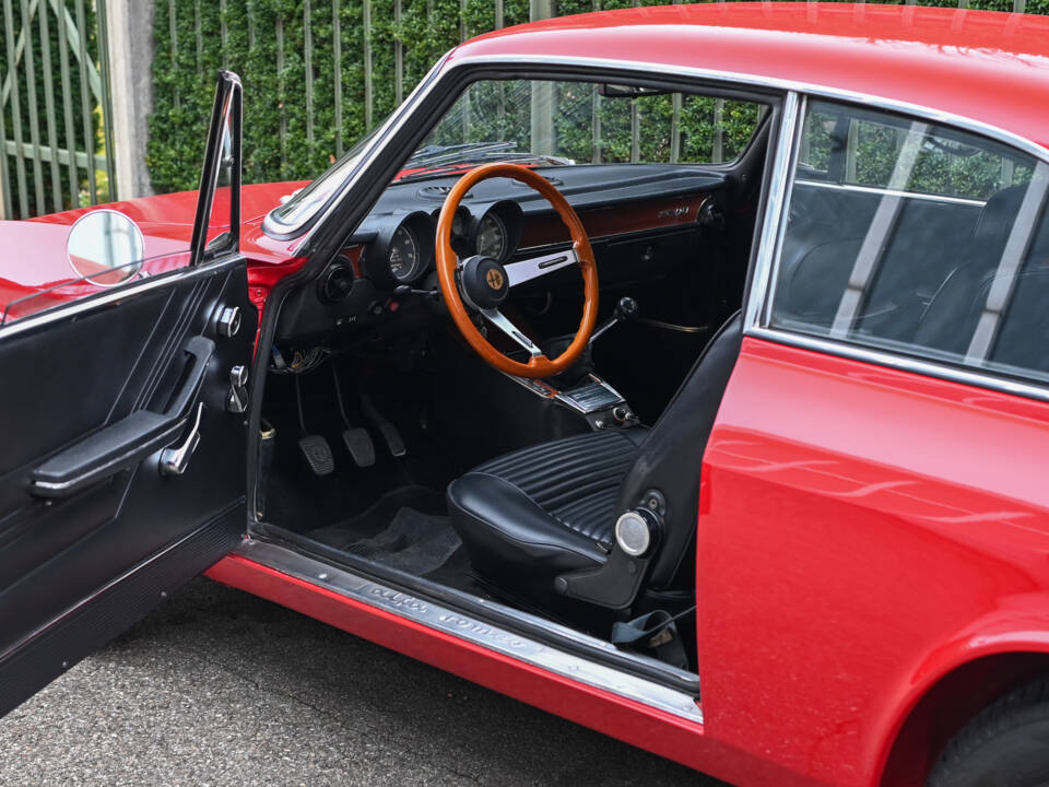 Image 24/36 of Alfa Romeo 2000 GT Veloce (1972)