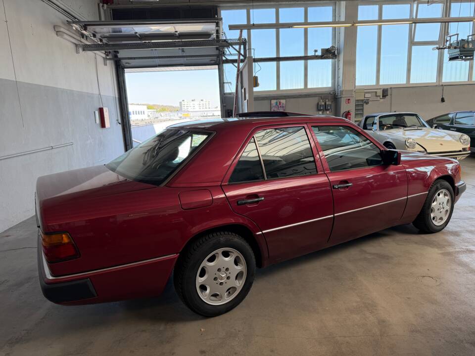 Image 7/21 of Mercedes-Benz 230 E (1992)