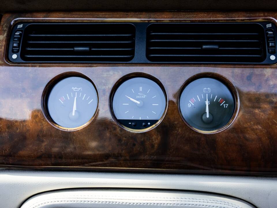 Immagine 32/42 di Jaguar XK8 4.0 (2001)