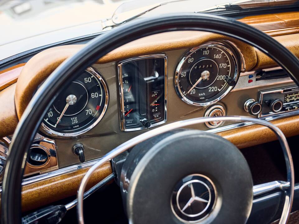 Image 29/31 of Mercedes-Benz 280 SL (1969)