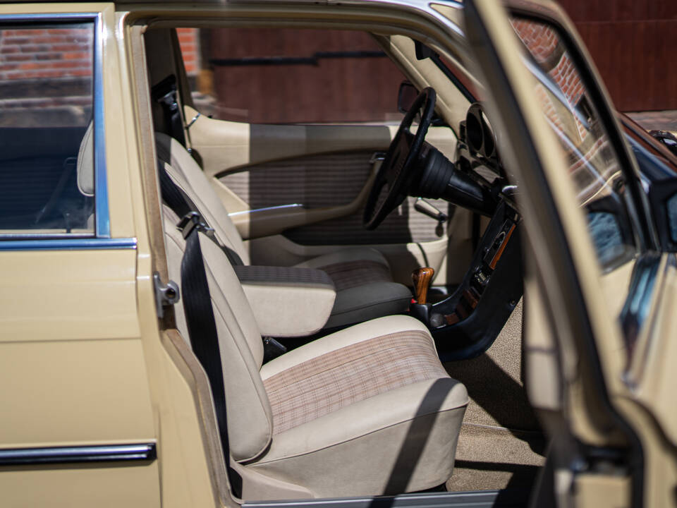 Image 31/40 of Mercedes-Benz 350 SE (1975)