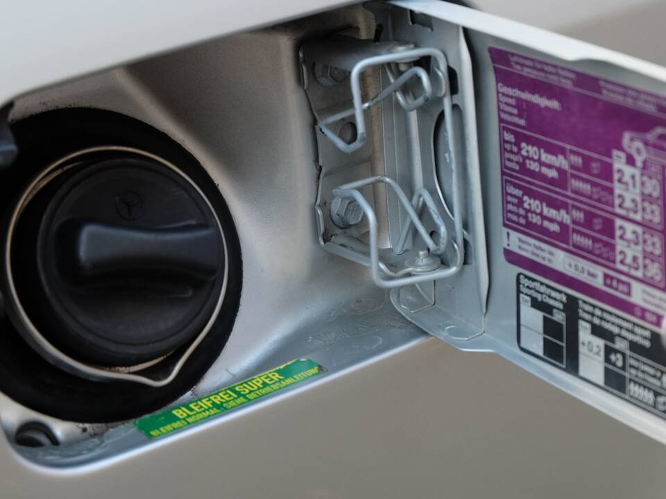 Image 51/74 of Mercedes-Benz E 320 (1997)