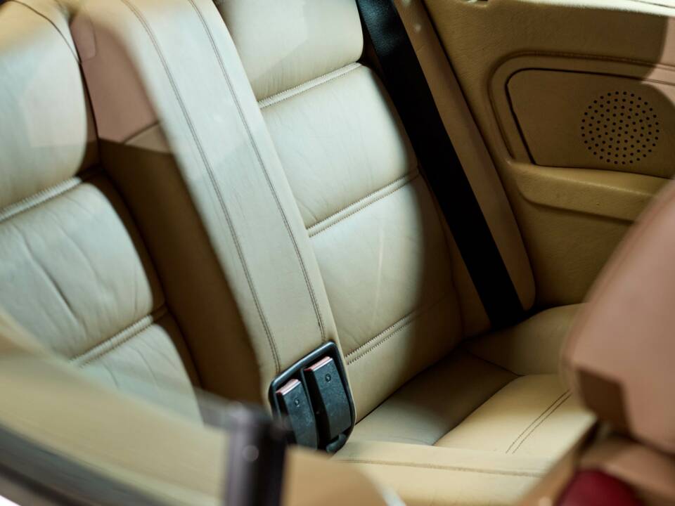 Image 27/45 of BMW 320i (1990)