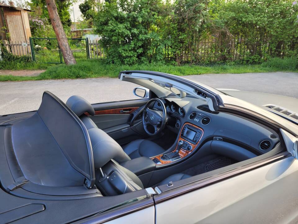 Bild 63/97 von Mercedes-Benz SL 500 (2004)