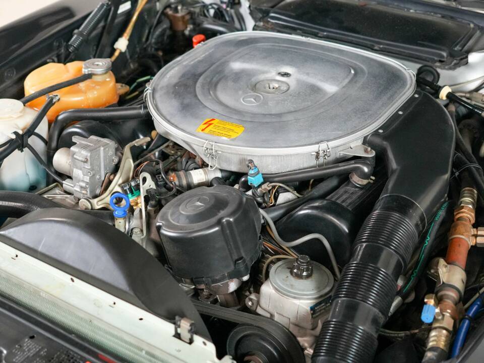 Afbeelding 23/24 van Mercedes-Benz 560 SL (1988)