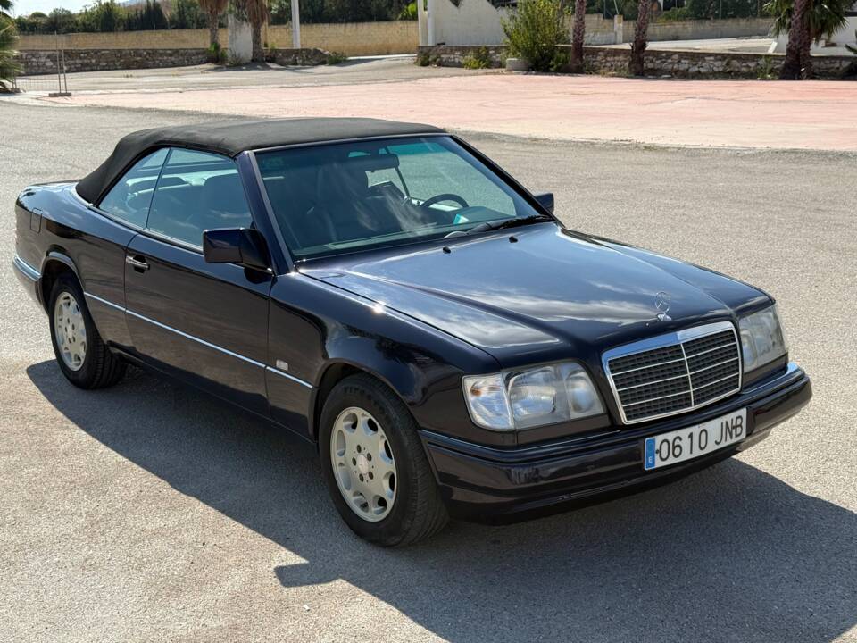 Image 16/30 of Mercedes-Benz E 200 "Final Edition" (1997)