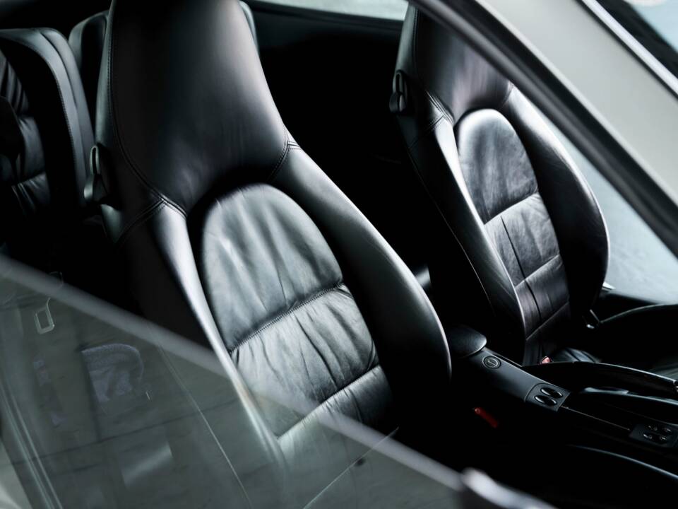Image 24/50 of Porsche 911 Carrera 4S (2004)