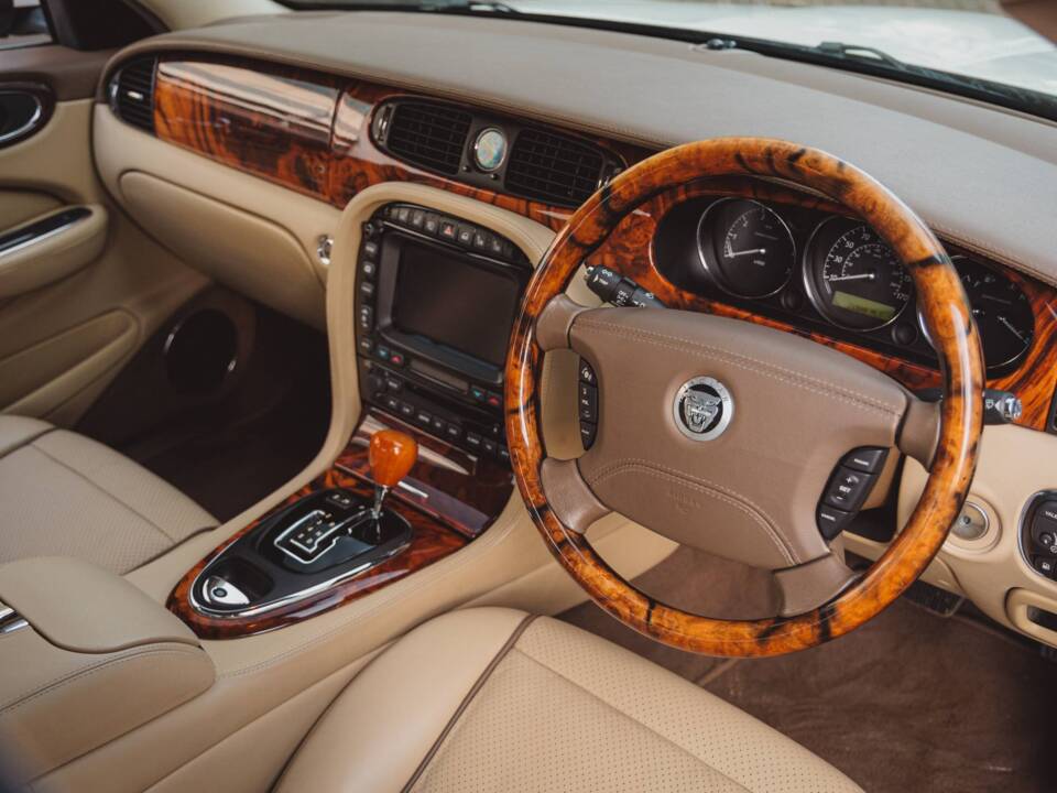 Image 6/8 of Jaguar XJ 8 4.2 (2007)