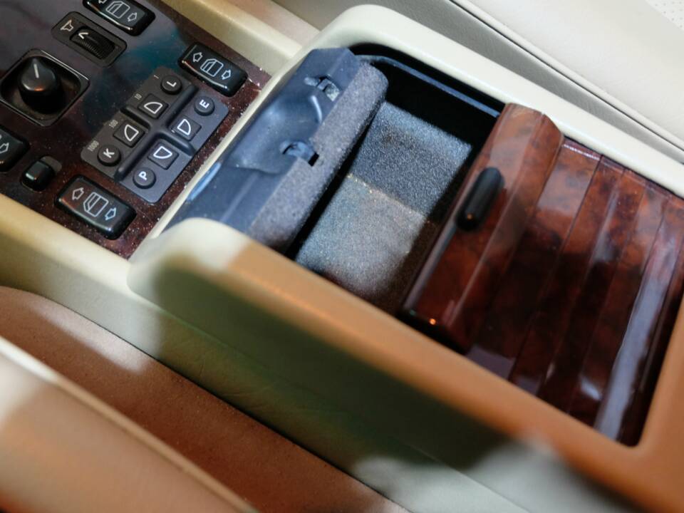 Image 9/32 de Mercedes-Benz 400 E (1991)