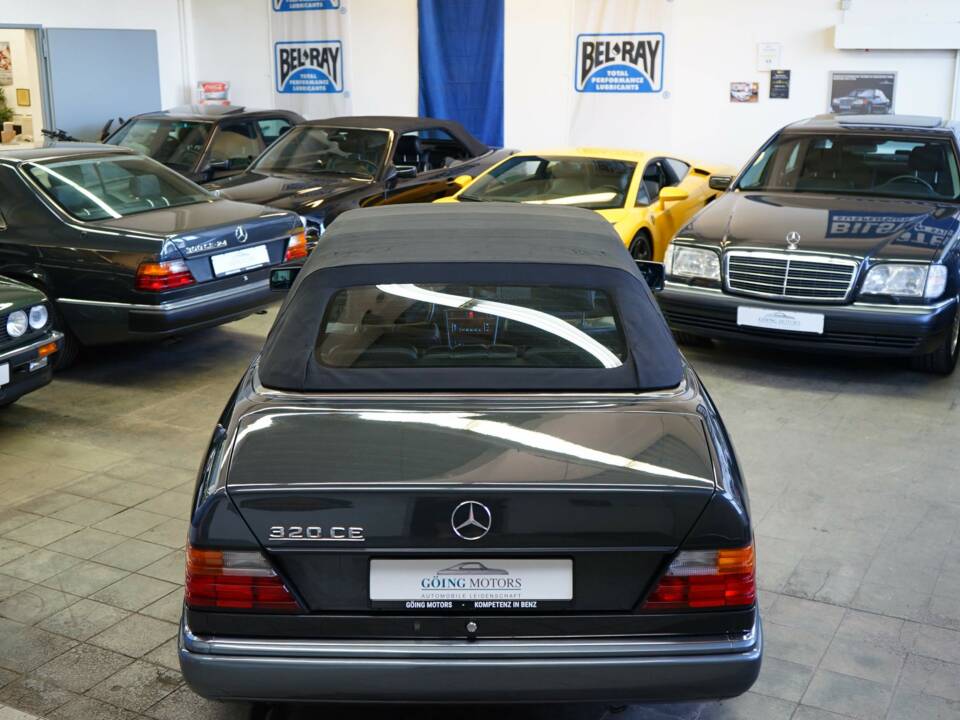 Immagine 25/30 di Mercedes-Benz 320 CE (1993)
