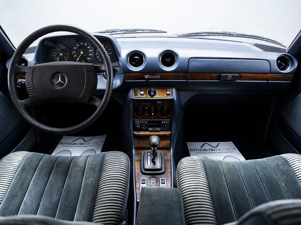 Image 13/29 de Mercedes-Benz 280 CE (1977)