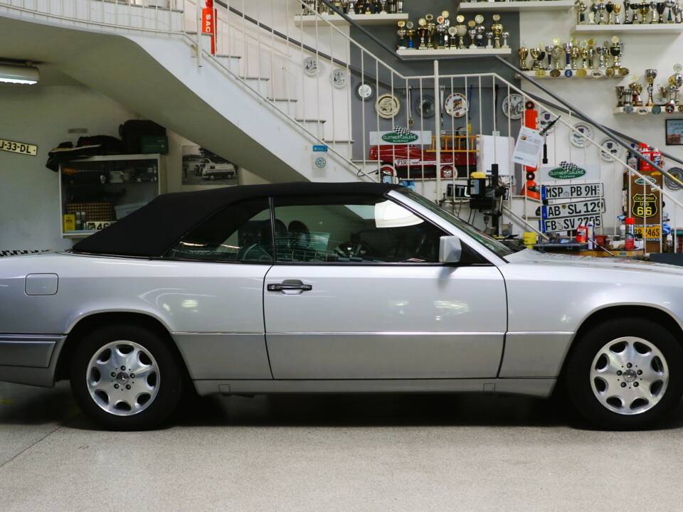Immagine 7/43 di Mercedes-Benz E 200 (1994)