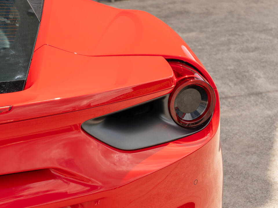 Immagine 24/85 di Ferrari 488 GTB (2015)
