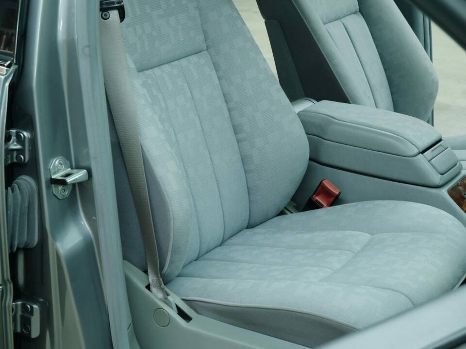 Bild 23/50 von Mercedes-Benz 300 SE (1992)