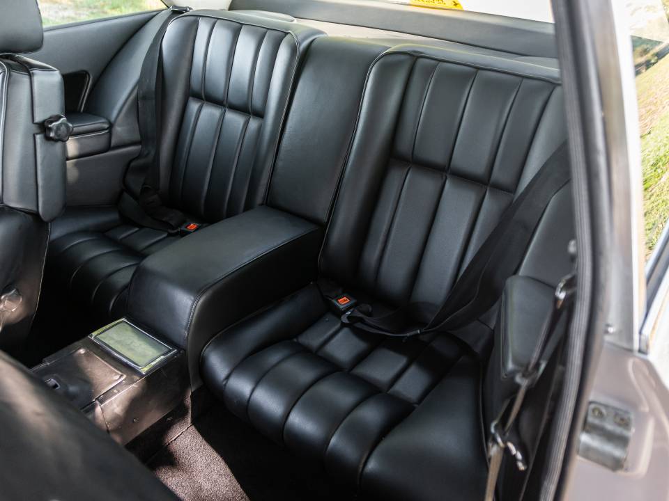 Image 26/32 of Ferrari 400 GT (1977)