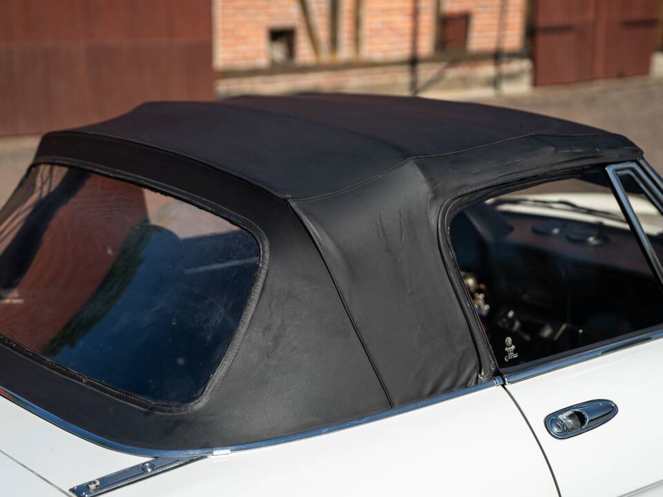 Image 16/40 of Alfa Romeo 2.0 Spider (1987)