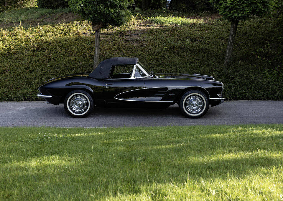 Image 2/7 of Chevrolet Corvette (1961)