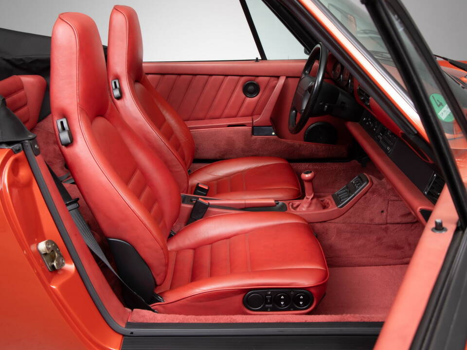 Image 25/34 of Porsche 911 Carrera 4 (1991)