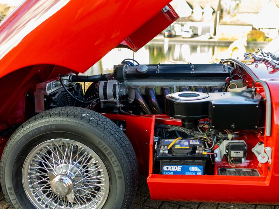 Image 17/50 de Jaguar E-Type (1969)