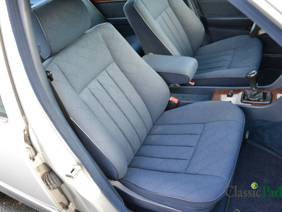 Image 23/39 of Mercedes-Benz 200 D (1993)