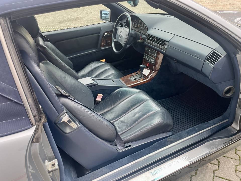 Image 29/46 of Mercedes-Benz 500 SL (1990)