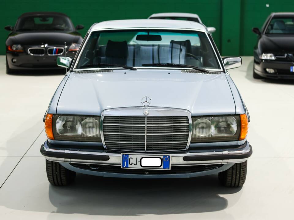 Bild 2/18 von Mercedes-Benz 230 C (1977)