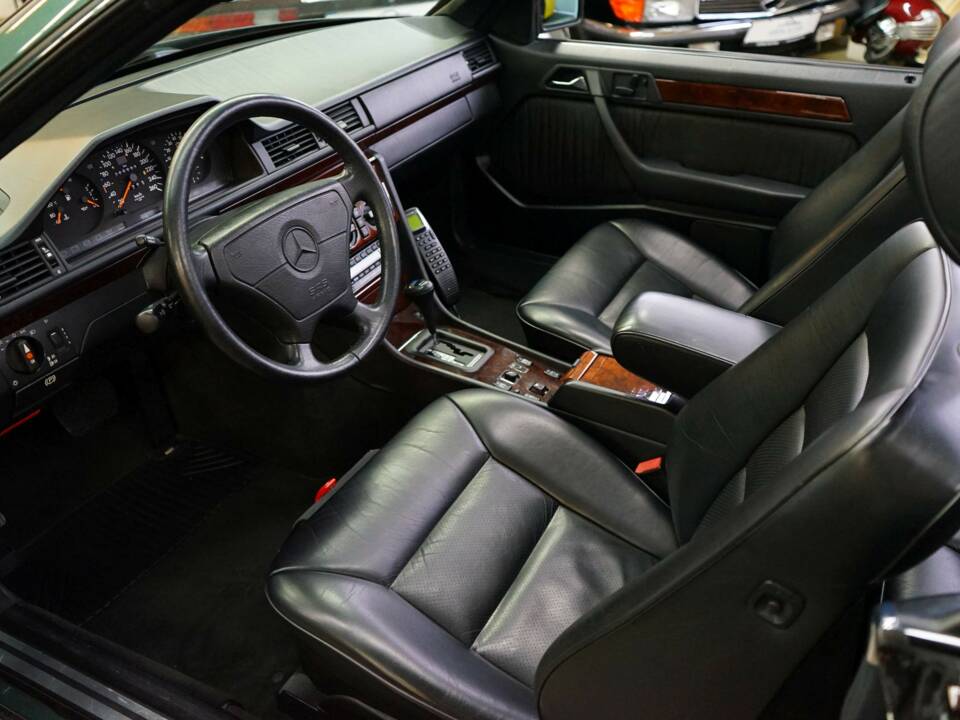 Immagine 34/46 di Mercedes-Benz 300 CE-24 (1992)