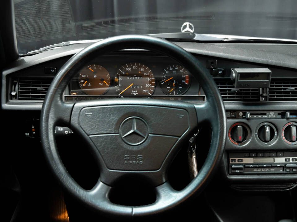Image 20/78 de Mercedes-Benz 190 E 1.8 (1992)