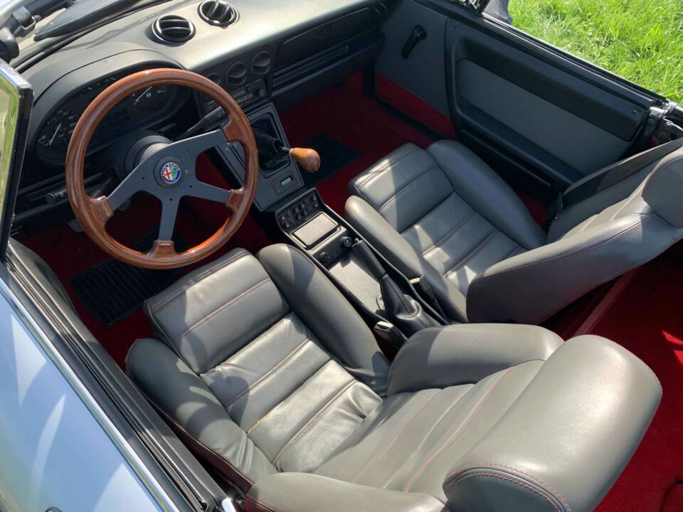 Afbeelding 2/8 van Alfa Romeo 2.0 Spider (1988)