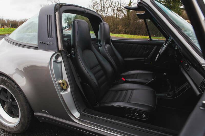 Image 46/50 de Porsche 911 Carrera 3.2 (1989)