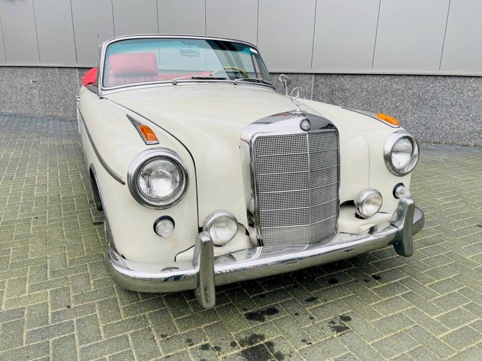 Immagine 3/36 di Mercedes-Benz 220 SE b (1961)