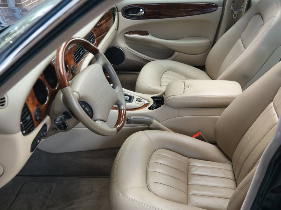 Bild 3/50 von Jaguar XJ 8 4.0 Executive (2001)