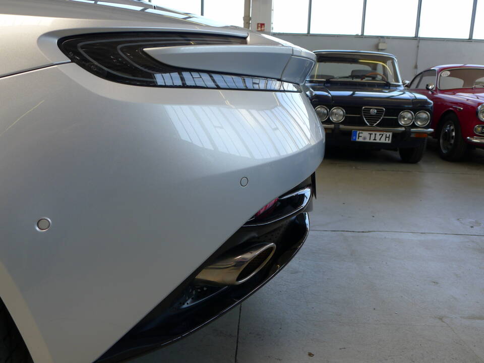 Image 28/37 of Aston Martin DB 11 V12 (2020)