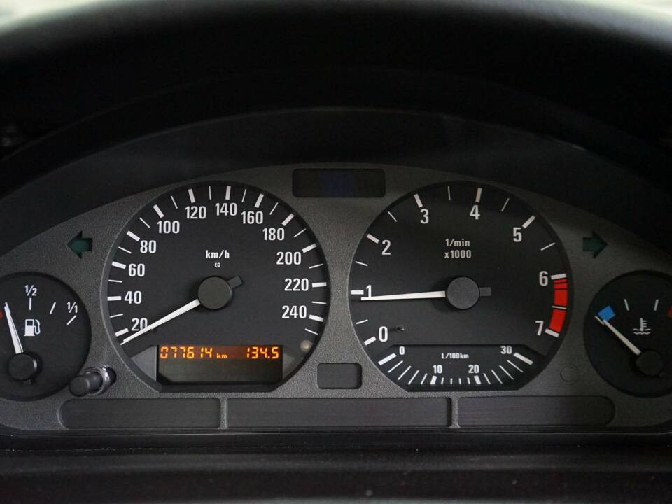 Image 25/36 of BMW 318i (1999)