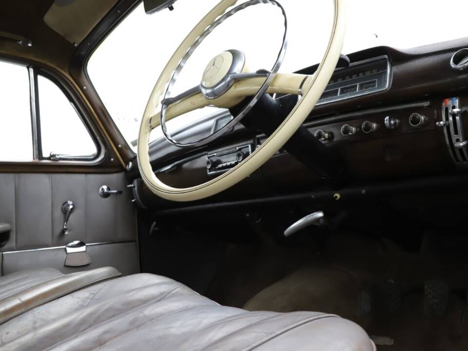 Immagine 18/34 di Mercedes-Benz 220 S (1957)