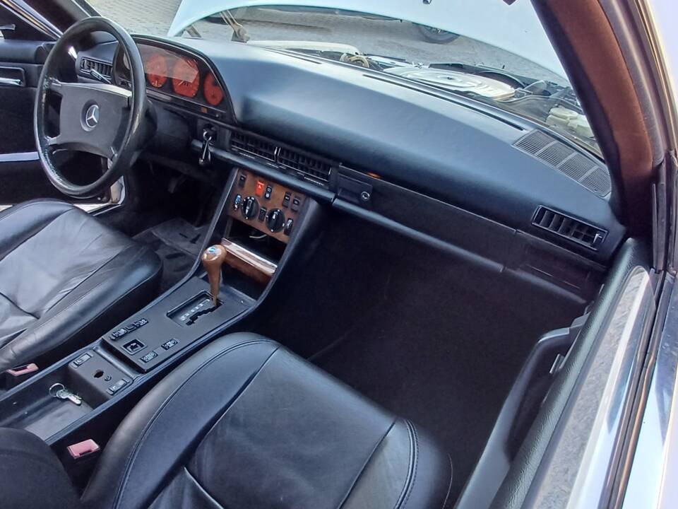 Image 18/65 of Mercedes-Benz 380 SEC (1985)