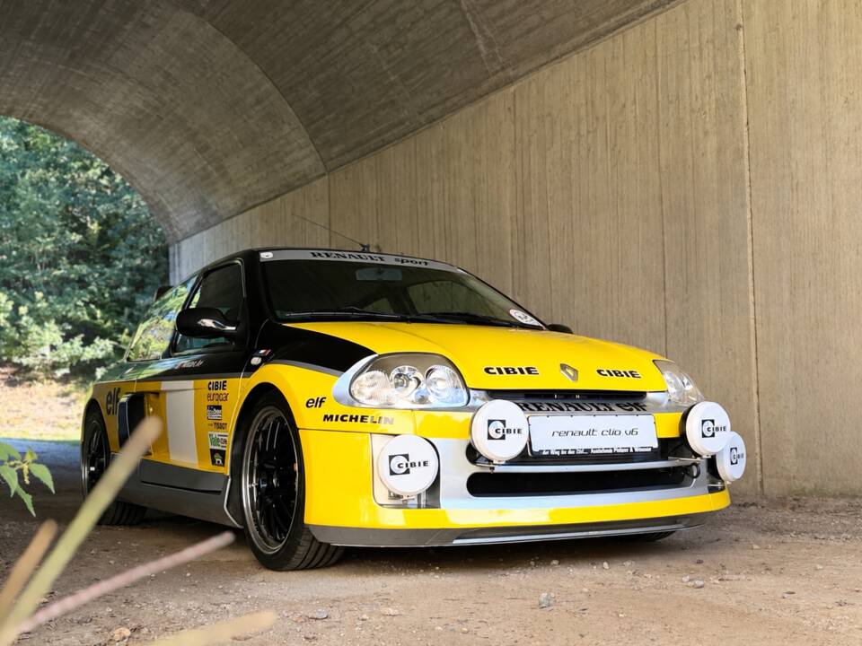 Imagen 2/29 de Renault Clio II V6 (2002)