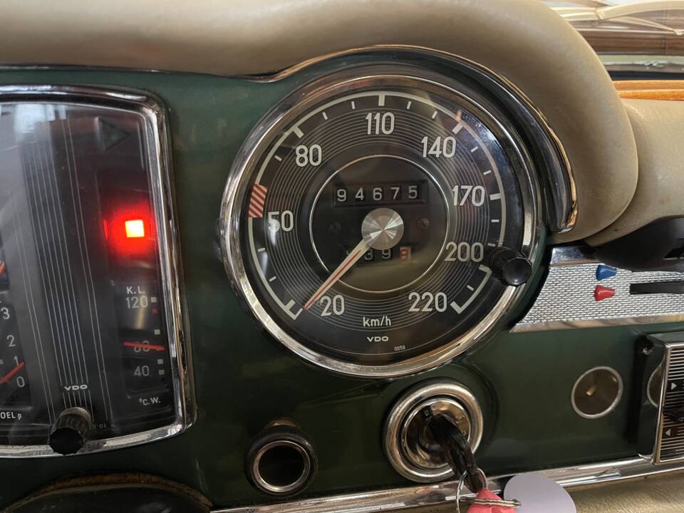Image 16/22 of Mercedes-Benz 280 SL (1970)