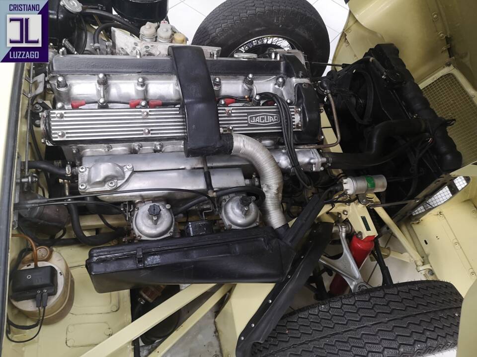 Image 47/51 de Jaguar E-Type (1970)