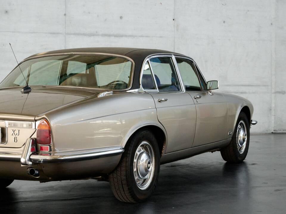 Bild 31/50 von Jaguar XJ 6 L 4.2 (1975)