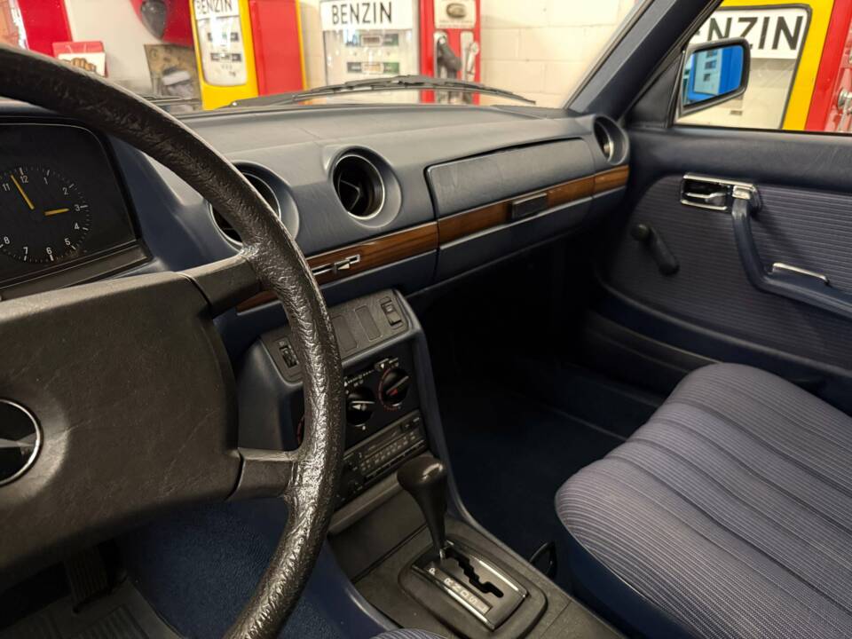Image 10/18 of Mercedes-Benz 200 (1983)