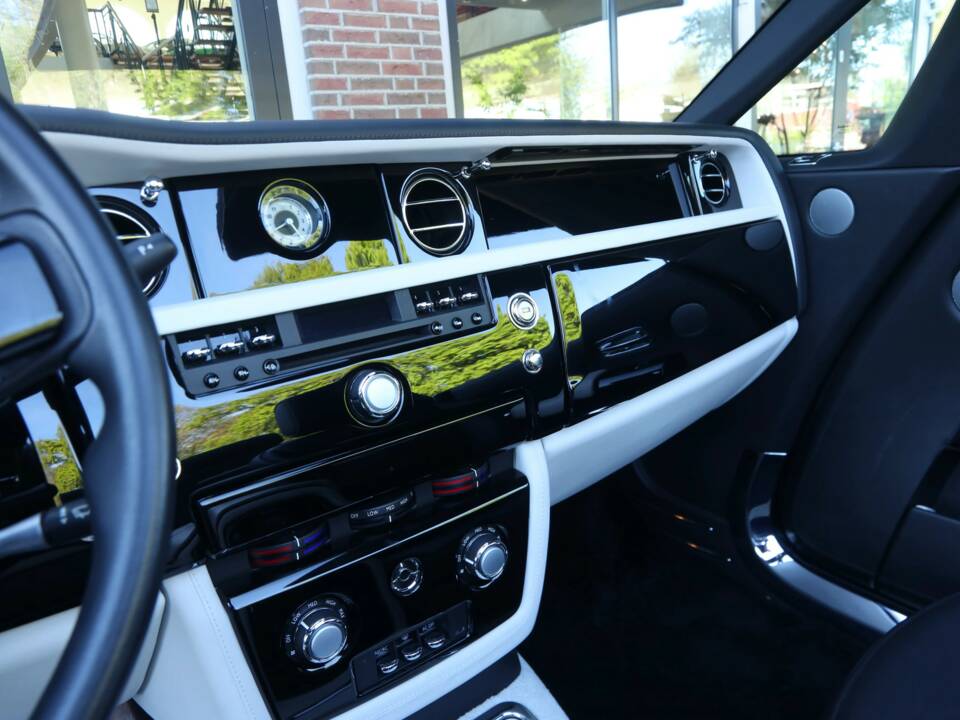Image 18/50 of Rolls-Royce Phantom DHC (2009)