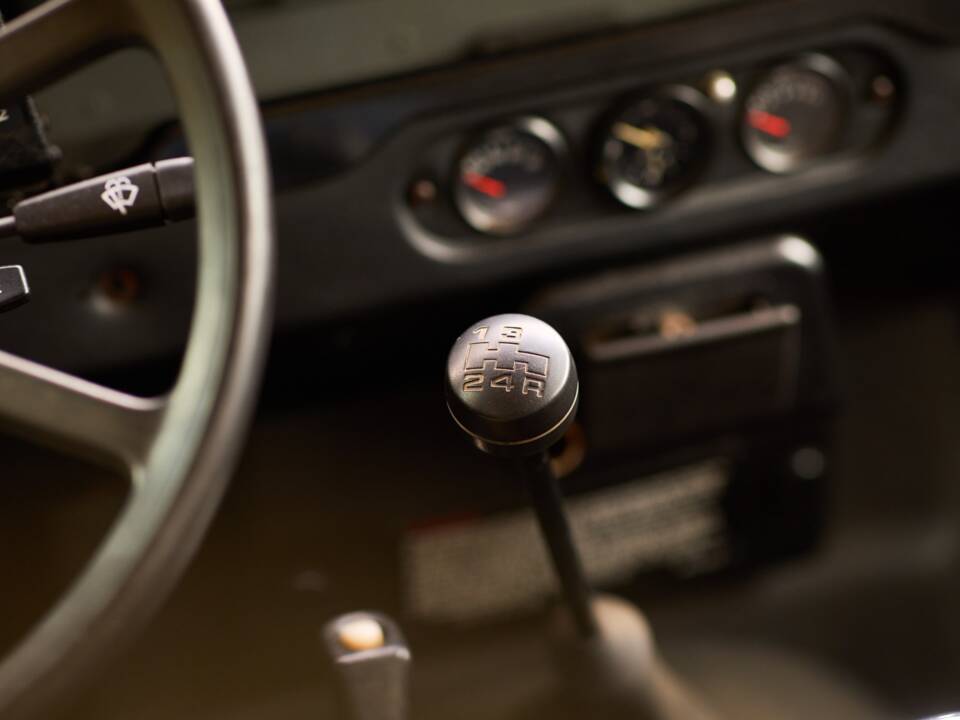 Image 17/42 of Land Rover 110 (1984)