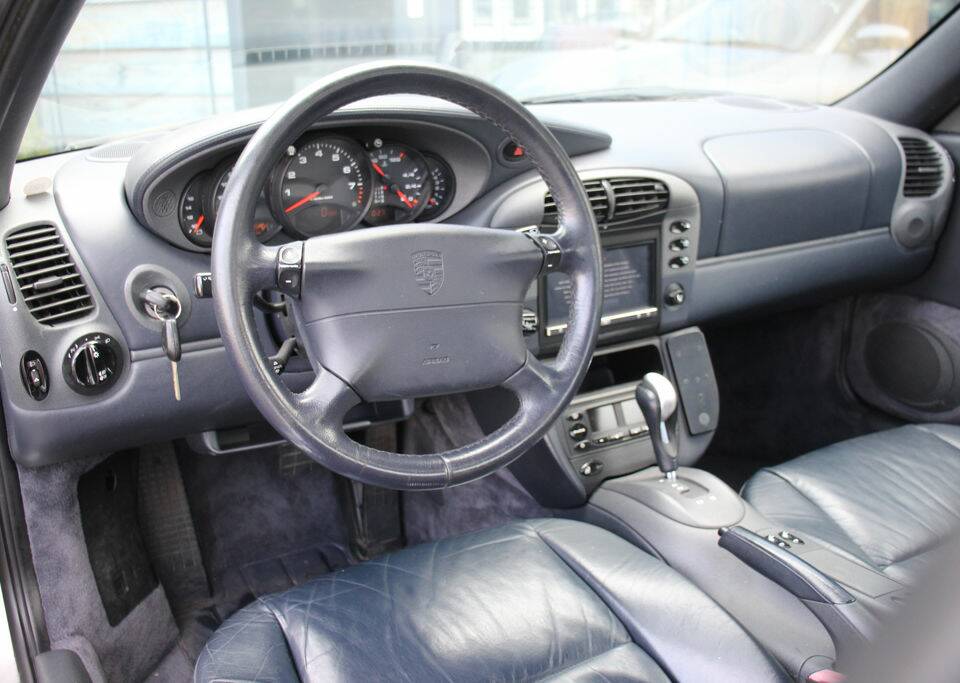 Image 2/8 of Porsche 911 Carrera (1998)