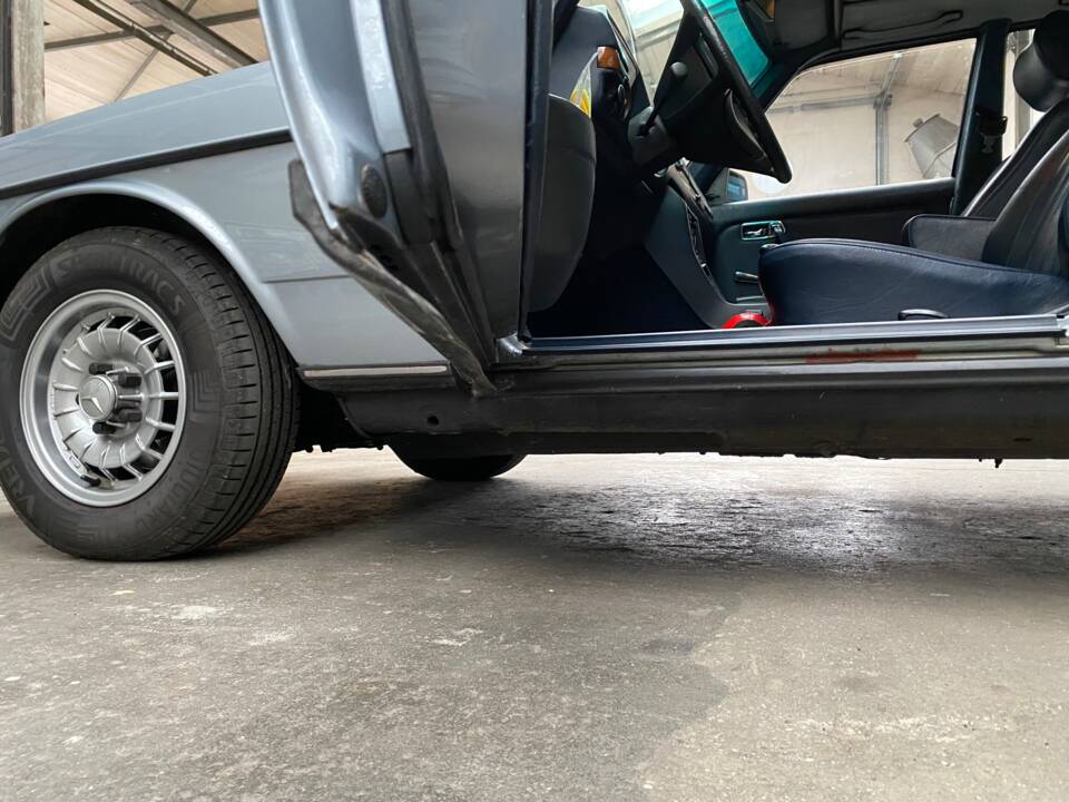 Image 14/19 of Mercedes-Benz 280 E (1981)