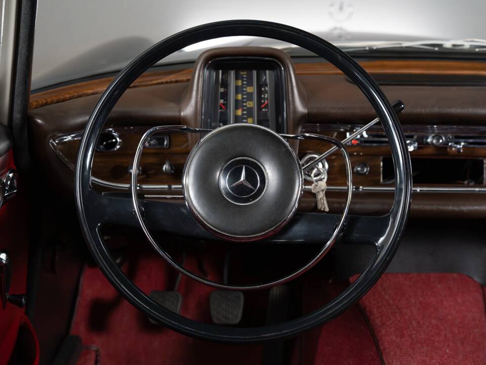 Bild 27/31 von Mercedes-Benz 230 S Universal (1967)