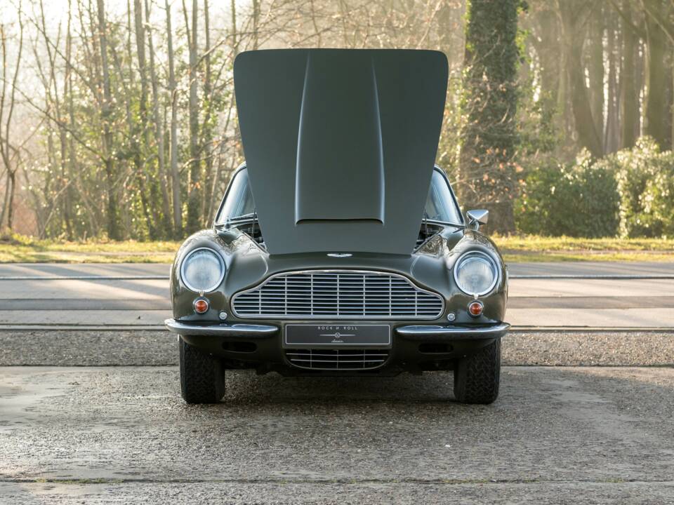 Immagine 32/36 di Aston Martin DB 6 Mk II (1970)
