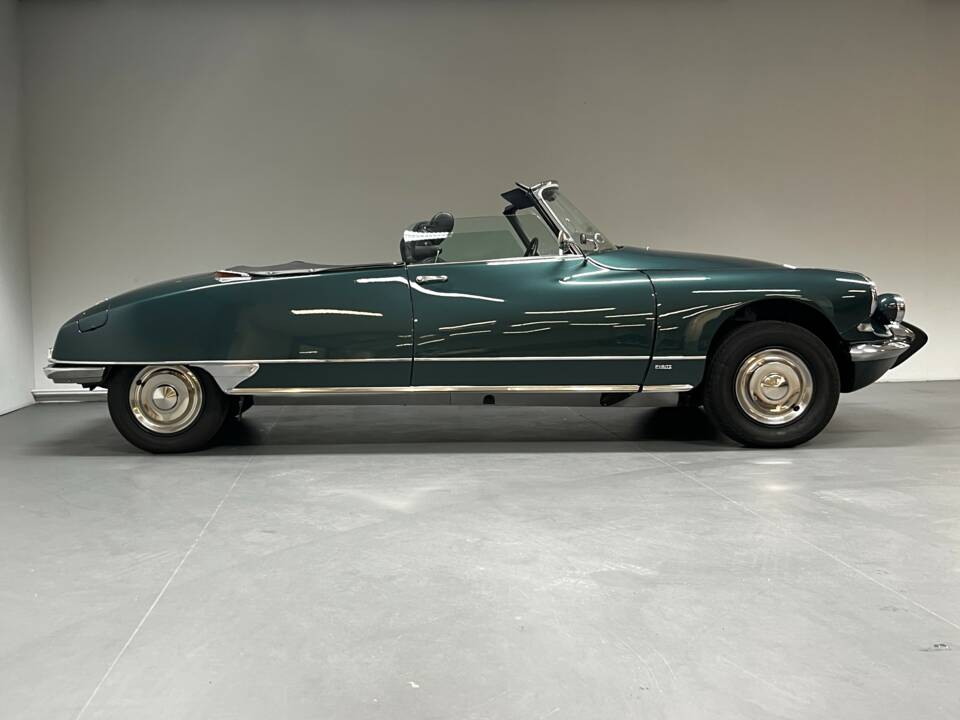 Image 3/23 of Citroën DS 21 (1969)